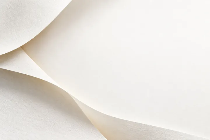白色纸张层次与柔和阴影组成的横版简约背景图